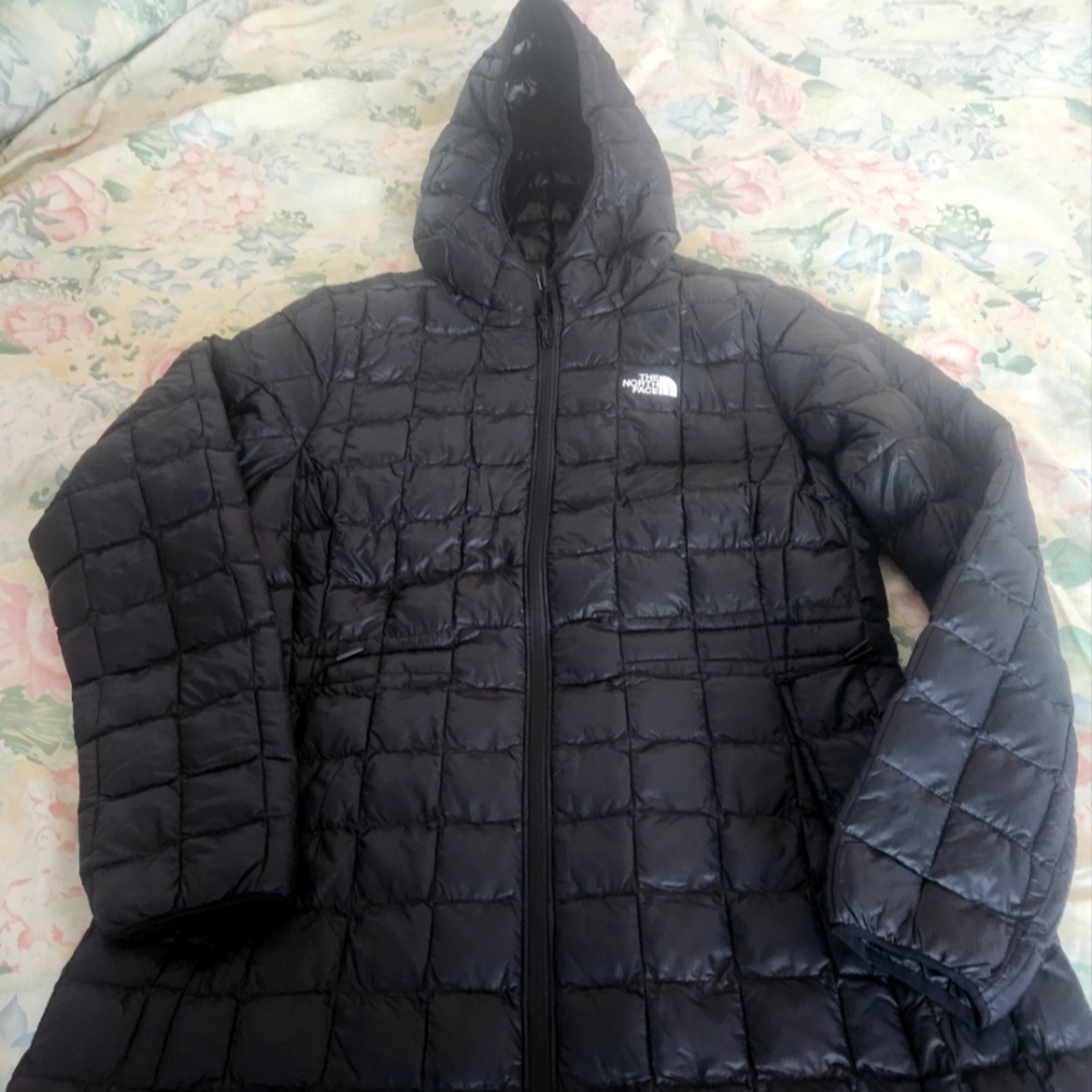 THE NORTH FACE THERMOBALL ECO PARKA SZ MEDIUM. NEW WITH TAGS.